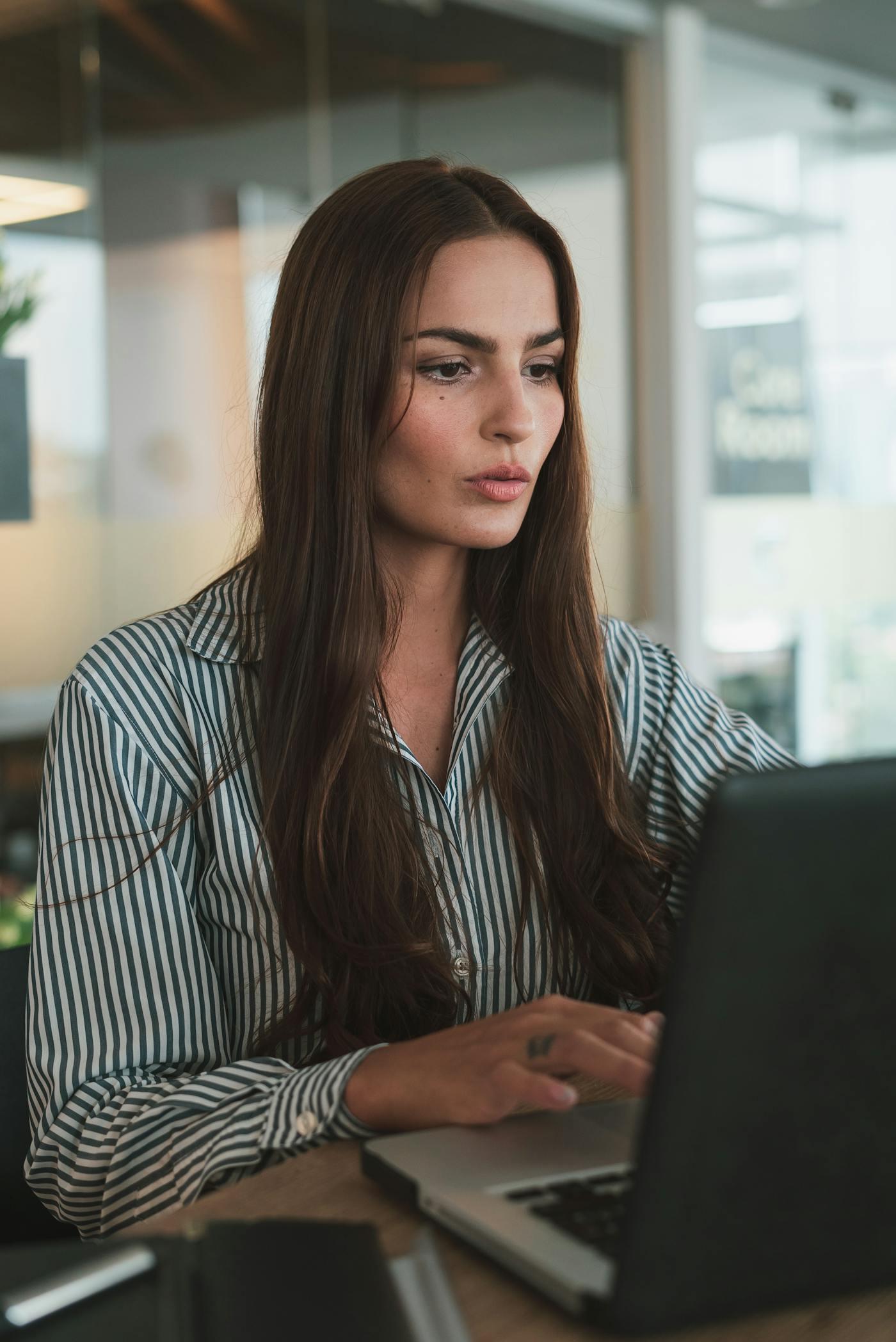 Femme professionnelle suivant une formation en ligne
